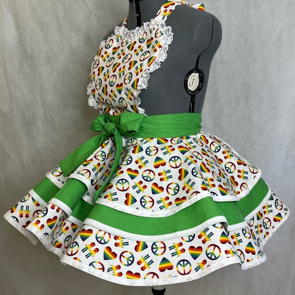 Spread Love Custom Handmade 1950s Themed Apron - Picture 3 of 4